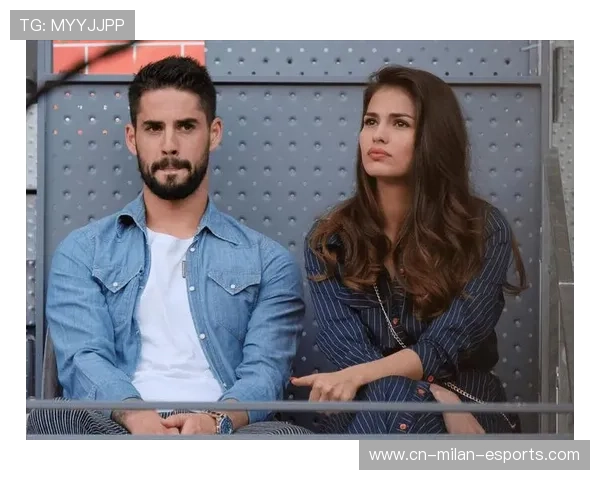 足球巨星携手女友庆祝夺冠时刻亲密合影定格幸福瞬间